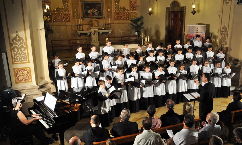 Un moment de l'actuació de l'Escolania de Montserrat a l'Ermita de la Mare de Déu del Camí