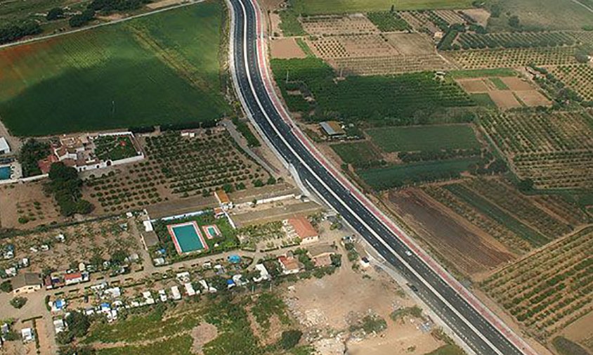 El vial del Cavet és un dels límits del SUND-A. A la dreta del vial es poden veure part d'aquests terrenys; a l'esquerra, les instal·lacions del càmping Baix Camp