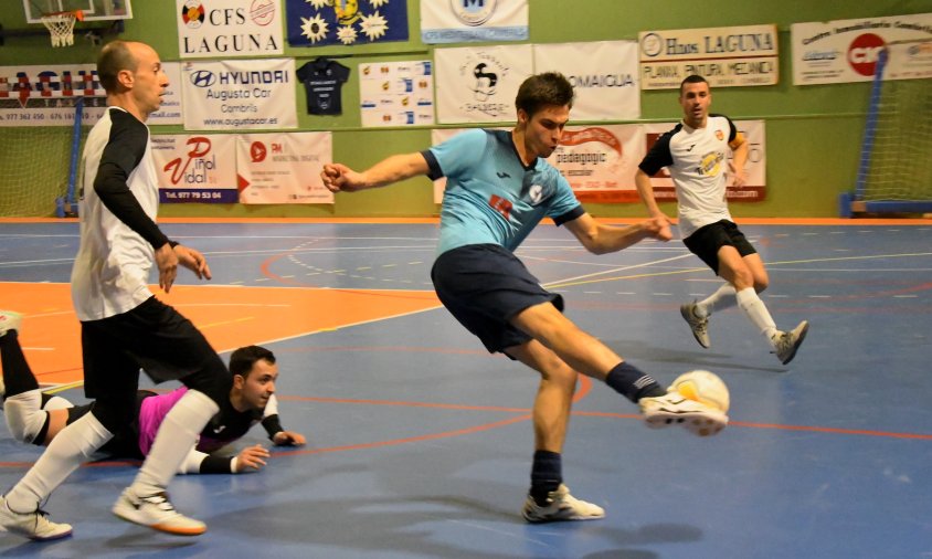 Jugador del Mediterrani remata a porteria buida, amb el porter de l'Amposta vençut a terra