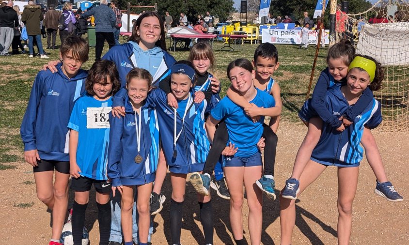 Foto de grup dels atletes locals que van competir al XXVII Cros Sant Sebastià de la Canonja