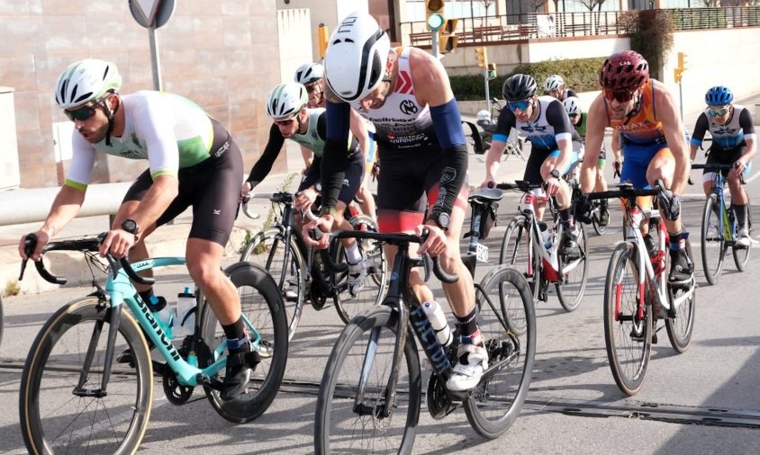 Òscar Martínez a la dreta de la imatge, amb el maillot taronja, en plena prova de ciclisme