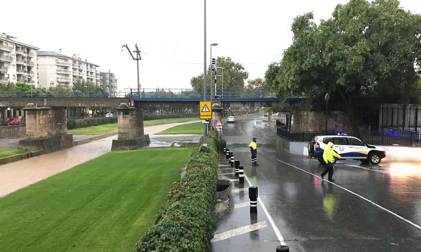 Pas tallat sota el pont de la via del tren al passeig la salle, ahir al vespre