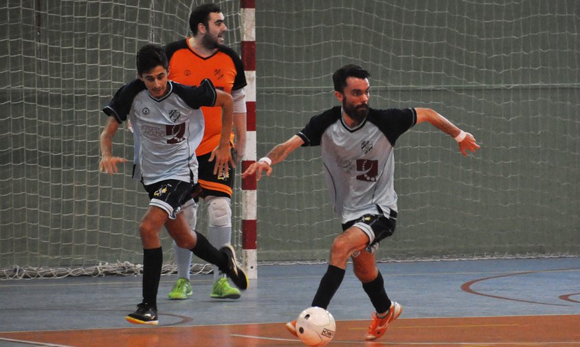 Albert Chàfer controla la pilota en una imatge del partit de la setmana passada