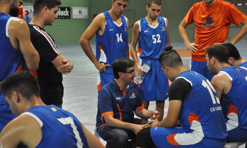 Jordi Joanpere, entrenador del CB Cambrils, dóna instruccions als jugadors