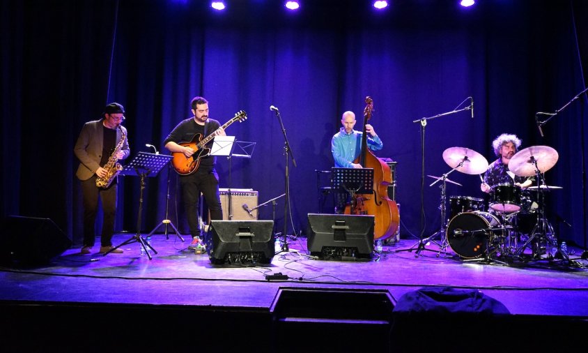 Marcos Collado & Los Guardianes del Compás durant la seva actuació al Teatre del Casal, ahir al vespre