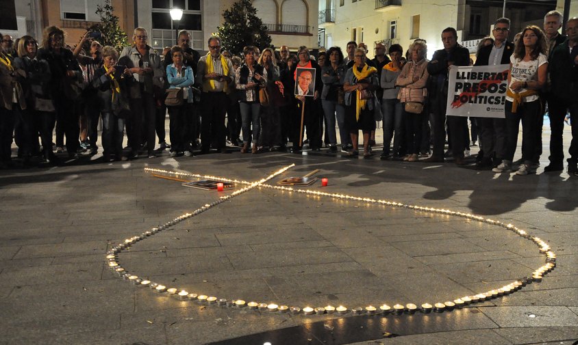 Un llaç fet amb espelmes enceses va presidir la concentració d'ahir