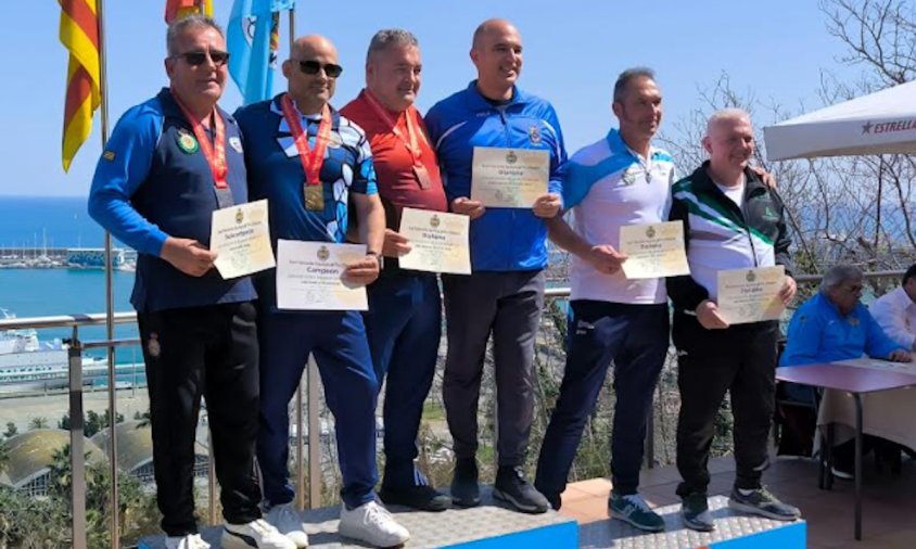 El cambrilenc, al centre de la imatge, mostrant un dels seus diplomes