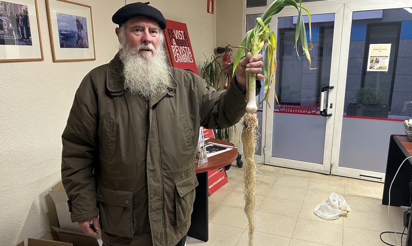 Manolo Sànchez, amb l'all-ceba amb les arrels llargues