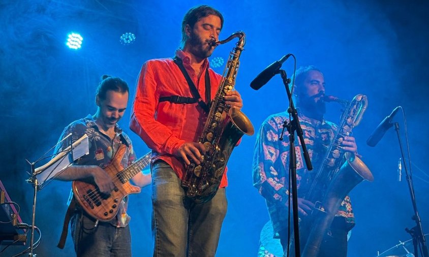 Un moment de l'actuació de Pasquale Calò acompanyat de la seva banda