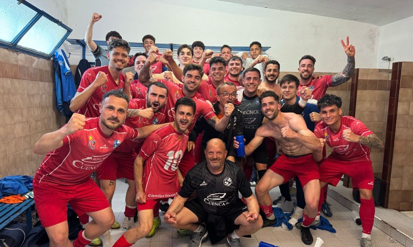 Celebració dels jugadors del Cambrils Unió al vestidor del camp del Remolins-Bitem, després de la victòria aconseguida