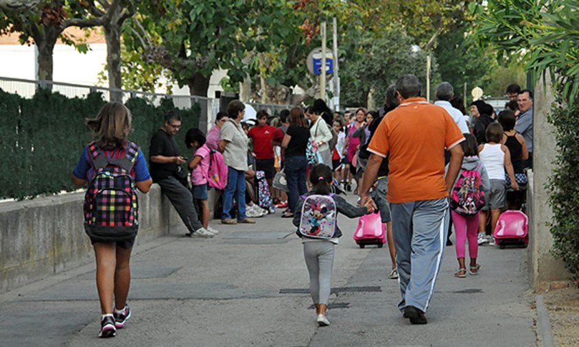 Imatge d'arxiu de l'entrada d'alumnes a l'escola Marinada