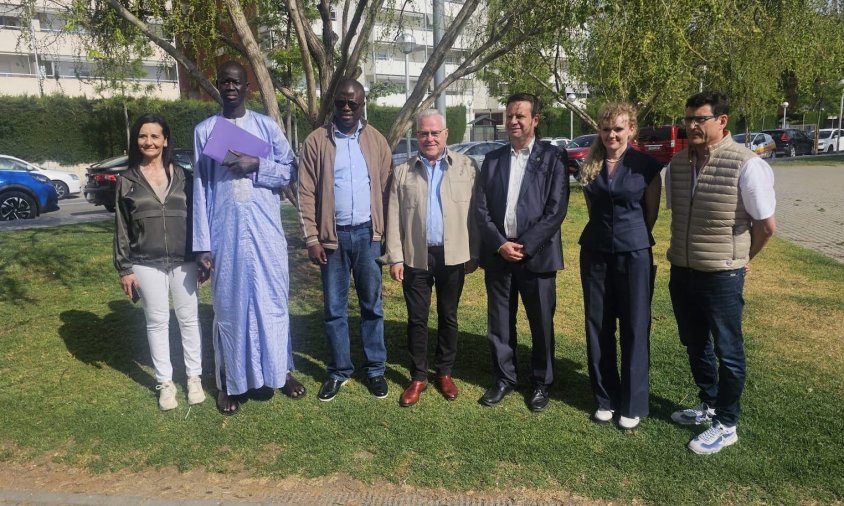 Els alcaldes i regidors de Cambrils i Salou amb el cònsol general del Senegal