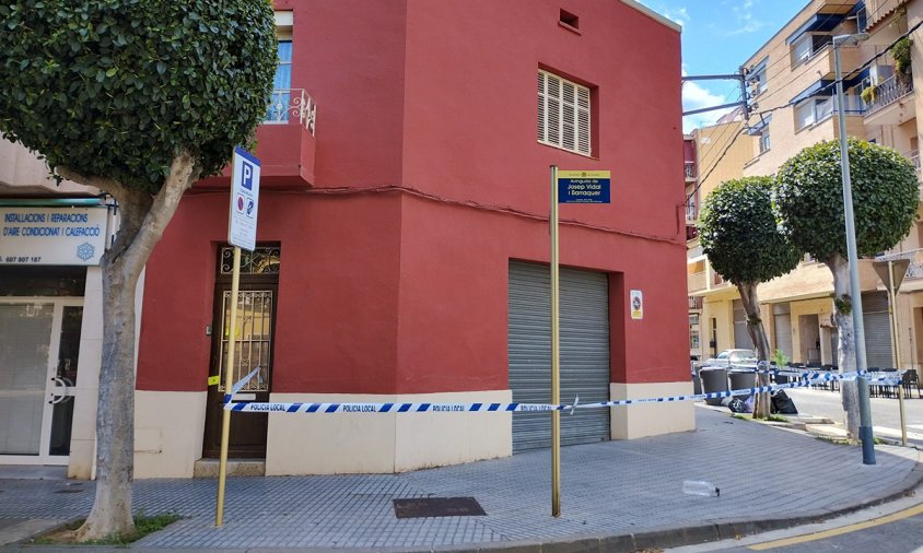 La Policia Local va acordonar el perímetre de l'edifici com a mesura de seguretat