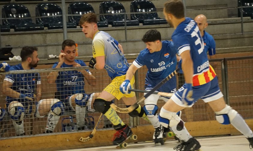 Un moment del partit que va enfrontar el Cambrils CH i l'HC Montbui, el passat dissabte al vespre