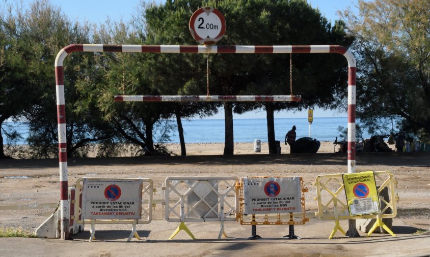 Aspecte del pàrquing aquest matí, amb l'accés tancat i sense vehicles ha a dins