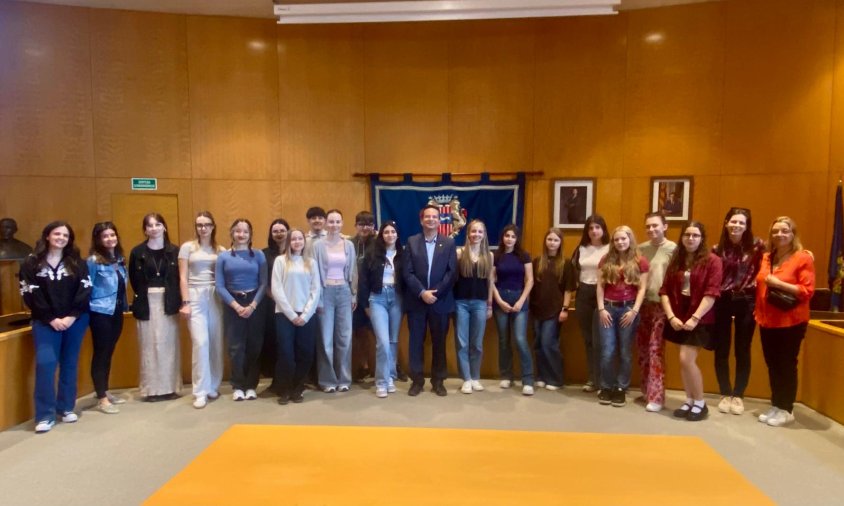Foto grupal dels alumnes d'intercanvi amb l'alcalde Oliver Klein