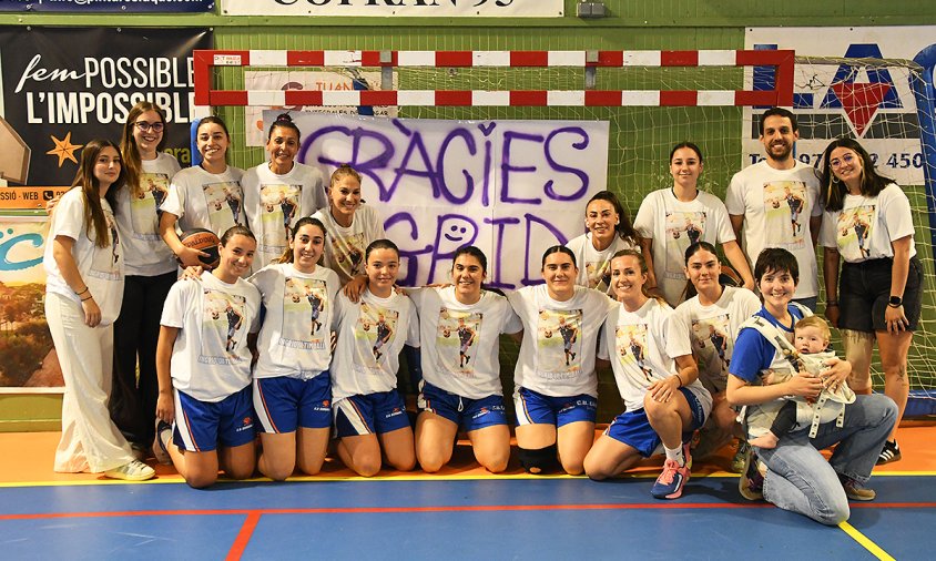 La plantilla del sènior femení va fer una samarreta commemorativa amb motiu del darrer partit d'Íngrid Parès