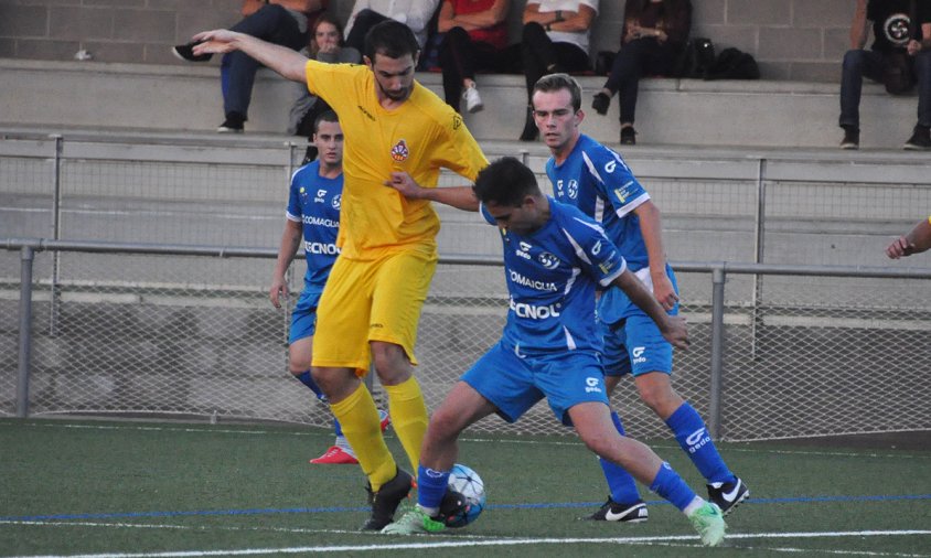 Lluita per la pilota entre un jugador del Cambrils Unió i un del Vilanova Geltrú