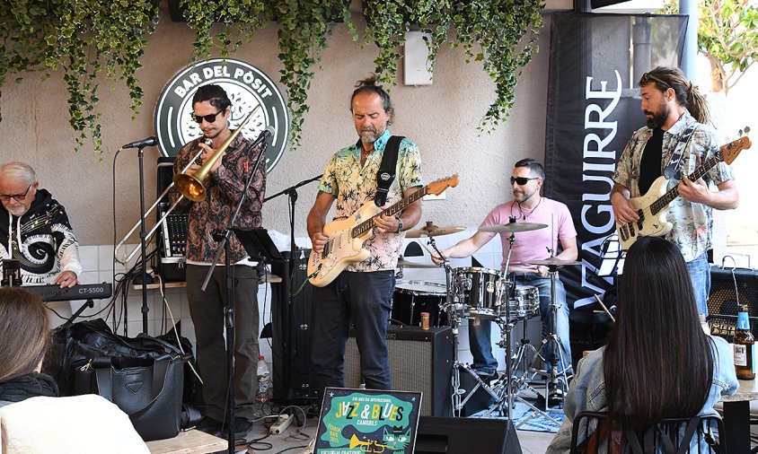 Un moment de l'actuació de Peter Pans Blues Band, ahir a la tarda, a la terrassa del Pòsit