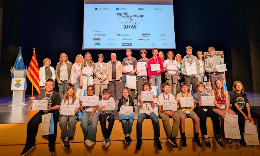Foto de grup dels alumnes premiats al certamen matemàtic