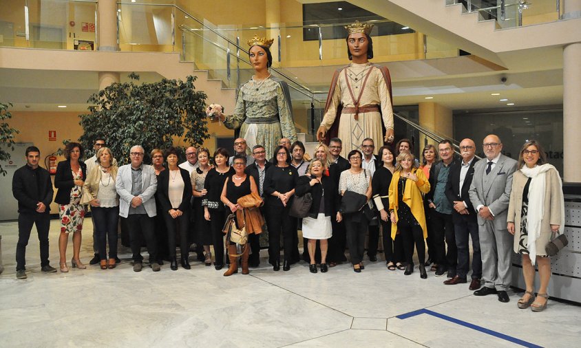 Foto conjunta dels que celebraven els 60 anys acompanyats de les autoritats locals, aquest passat dissabte al vespre, al vestíbul de l'Ajuntament