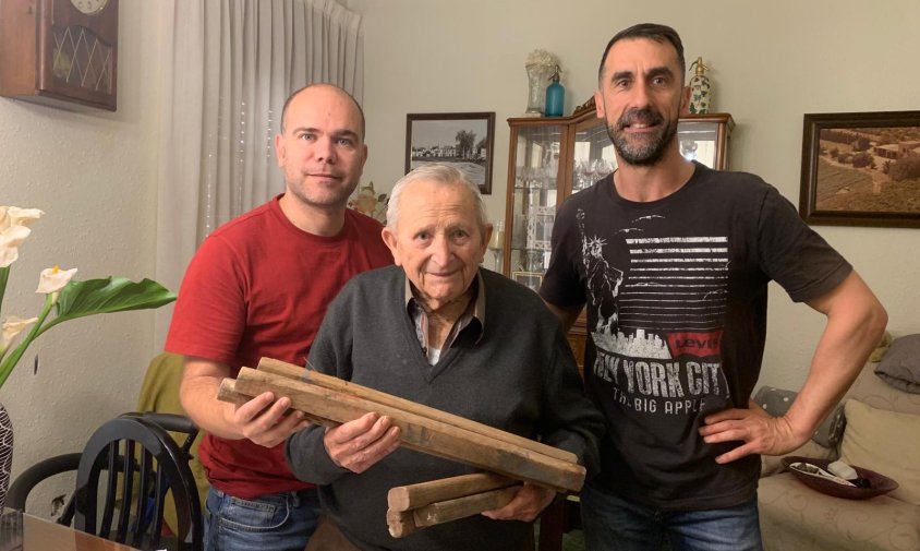 Amadeu Mas, amb els seus històrics bastons, al costat d'Eduard Pellicer i Jordi Ferré, membres de la junta del Ball de Bastons de Cambrils