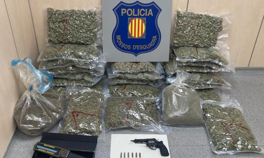 Imatge dels 25 kg de cànnabis valorats en prop de 46.000 euros i el revòlver