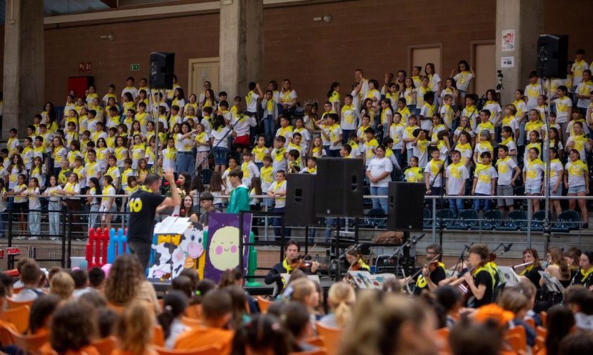Els alumnes de les set escoles de Cambrils i d'una escola de Vinyols cantant al Palau Municipal d'Esports de Cambrils