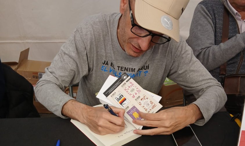 Pere Domingo firmant el seu primer llibre «L'art de creure en un mateix»