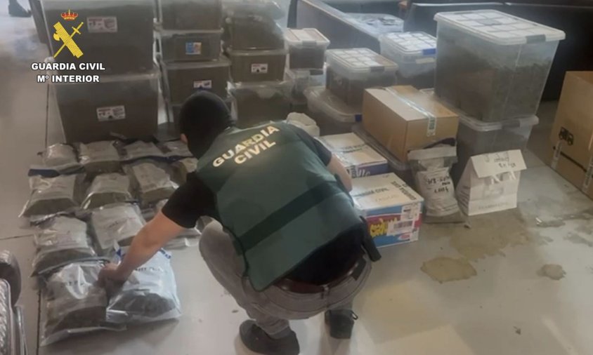 Imatge d'un dels agents de la Guàrdia Civil amb el material intervingut en l'operatiu policial
