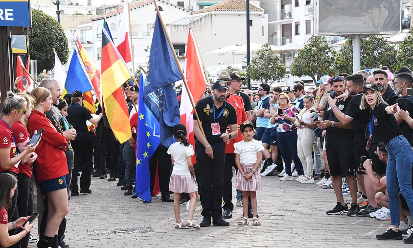 La desfilada de banderes es va fer al passeig Marítim, prop de les Escales Reials del Port