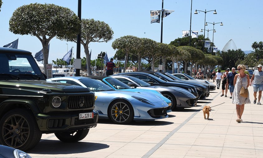 Vehicles de Cars and Business al passeig Marítim, ahir al migdia