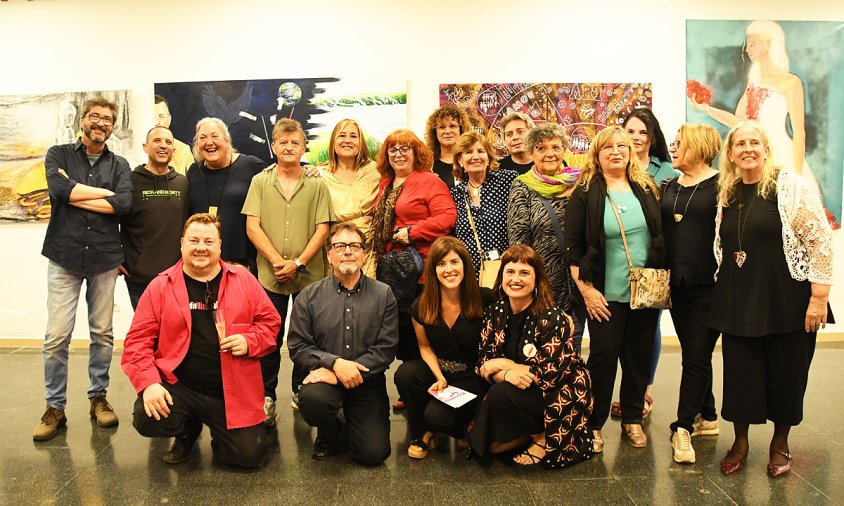 Foto de família dels artistes presents a la inauguració de l'exposició "De Cambrils a Corea del Sud", ahir al vespre