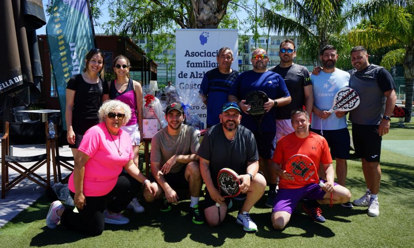 Foto de família dels participants a la competició i Carmen Barros, presidenta de l'entitat
