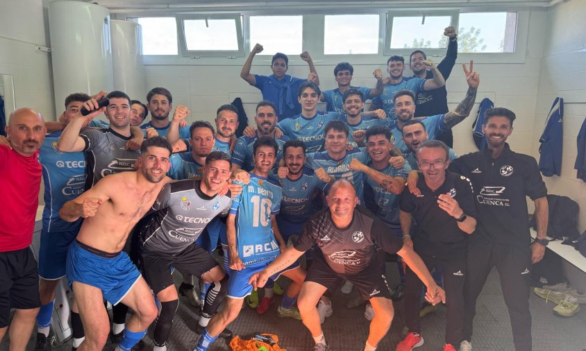 Els jugadors del Cambrils Unió celebren la classificació pel play-off al vestidor del camp de l'Ulldecona