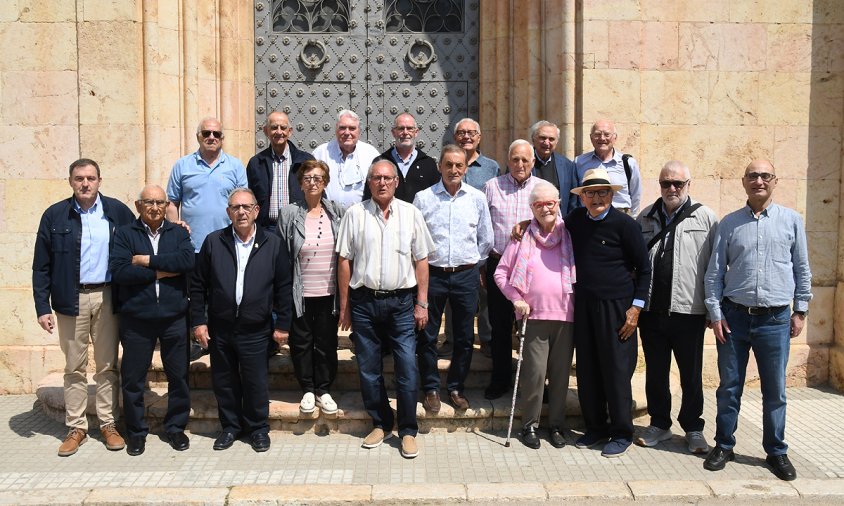 Setze dels socis homenatjats ahir a l'assemblea, amb el president de l'entitat Alfred Sarrà, i el germà Xavier Fortuny, a cada costat