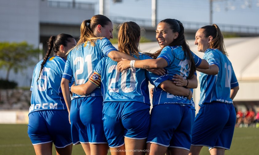 Jugadores del Cambrils Unió celebren un gol, en un partit, aquest passat cap de setmana