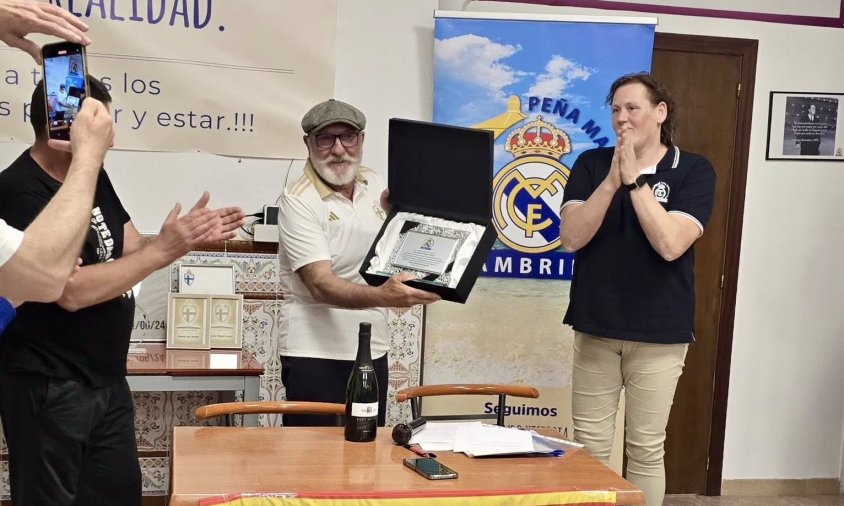 Joan M. Artigau, rebent un obsequi de comiat, i, a la seva dreta, la nova presidenta, Brenda Den Herder