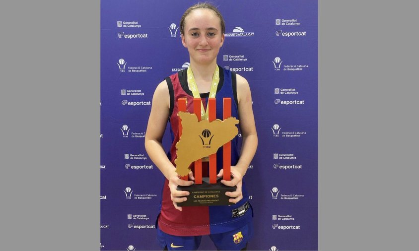 La cambrilenca Chloe Baiges amb el trofeu de campiones