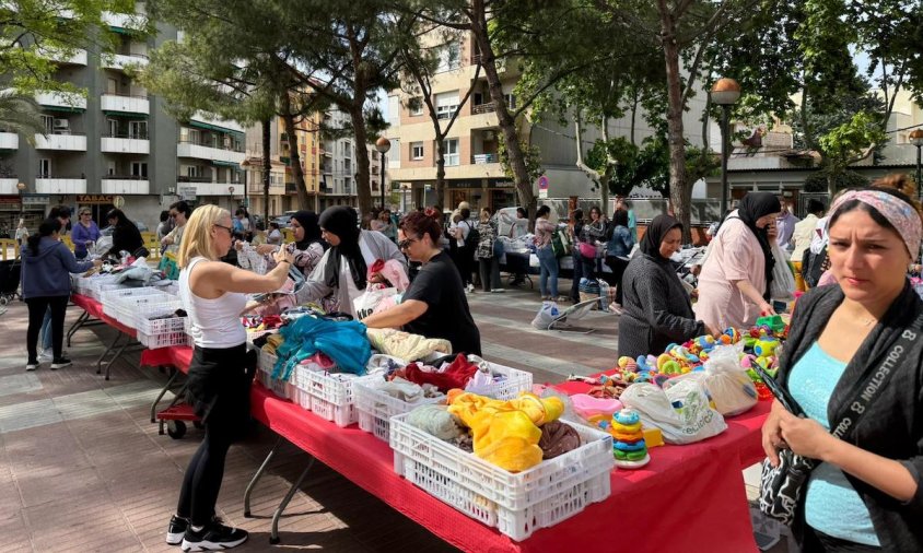 Imatge del mercadet solidari de productes de segona mà que es va fer a la plaça de Carles Roig