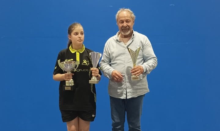 Oumnia El Mouhmouh, al primer calaix del podi al costat del seu entrenador Miguel Ángel González