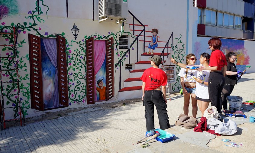 Les artistes comenten els detalls de l'obra