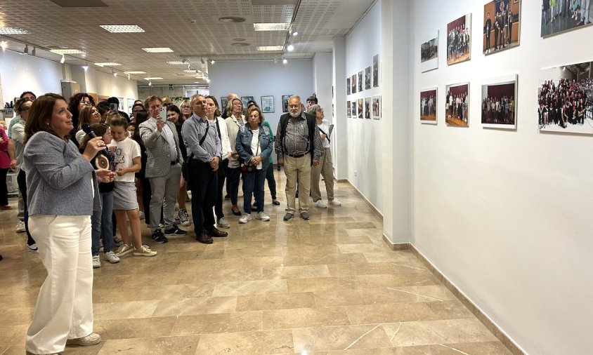 La professora Marisol Gutiérrez va explicar l'exposició ubicada a la Sala Àmbits del Centre Cultural