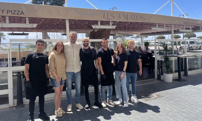 Els propietaris i treballadors del restaurant Les 3 Marias a la terrassa de l'establiment