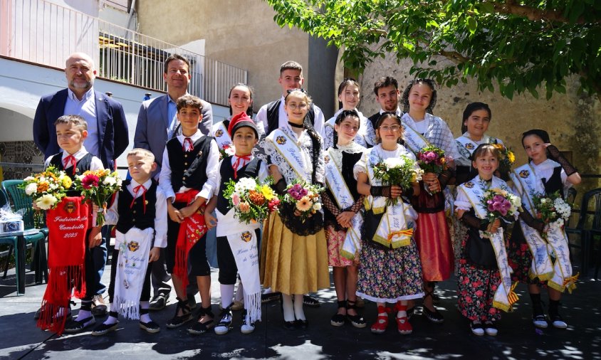 El nou pubillatge de Cambrils amb l'alcalde i el regidor de Festes, ahir a la Torre del Llimó