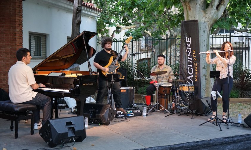 Actuació de Neus Plana Turu amb el seu grup Con-fusión Project al pati de l'Escola Municipal de Música