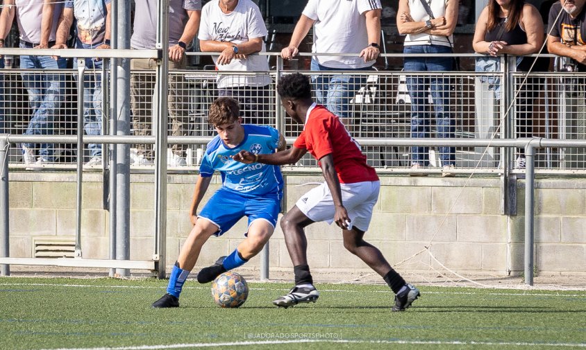 Imatge del partit entre el Juvenil B del Cambrils i el NSA Camp Joliu