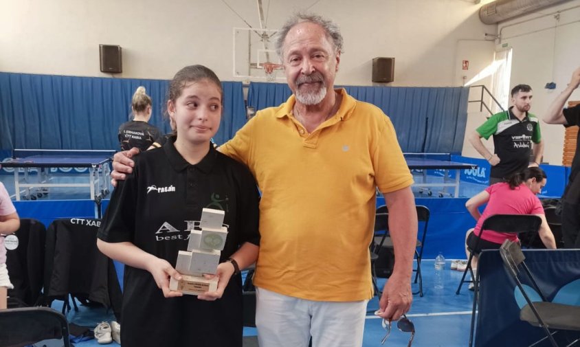 Oumnia El Mouhmouh, al costat del seu entrenador Miguel Ángel González