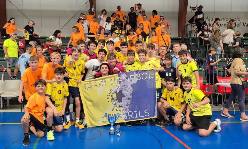 L'equip infantil del CH Cambrils, celebrant el títol