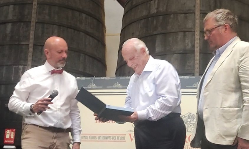Lluís de Ballester –un dels fundadors de la FEVA i president d'honor del Club de Cambrils– va recollir un reconeixement